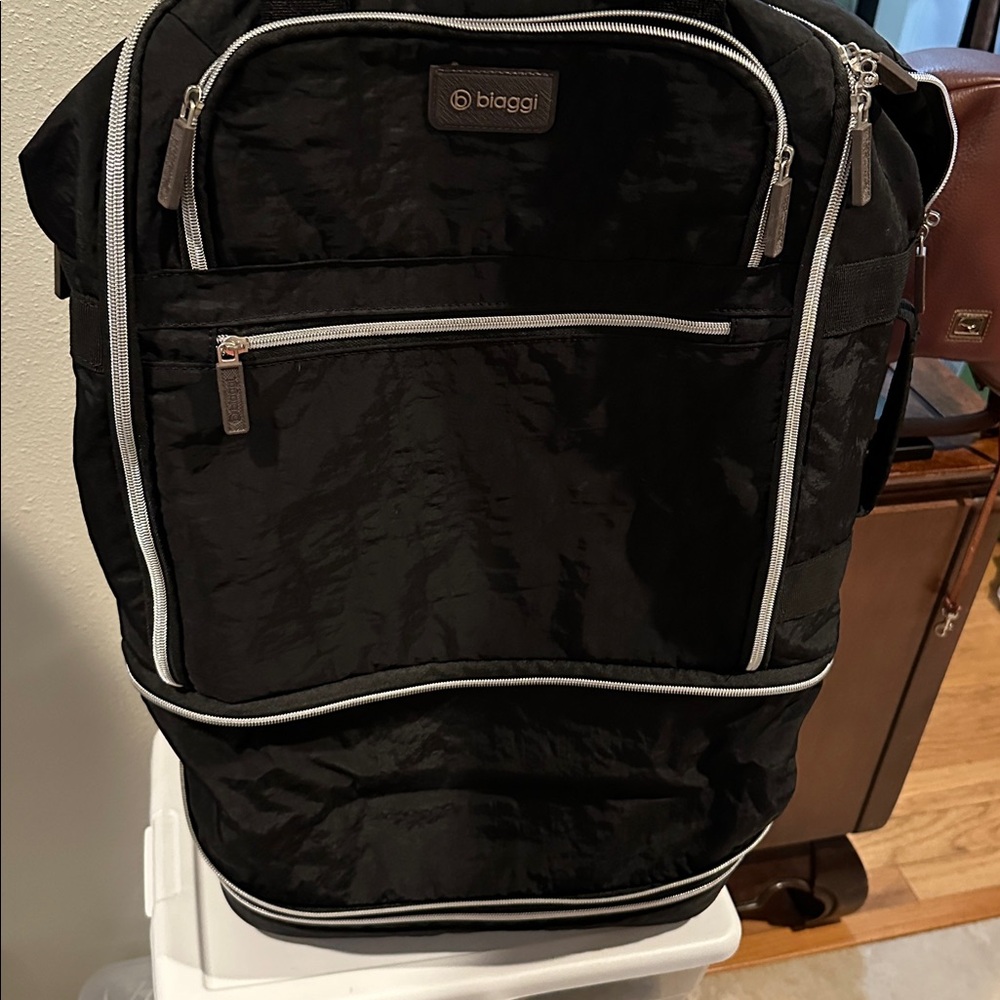 Biaggi Zipsak expandable Trolley Carry-On Spinner Suitcase in black, NWOT